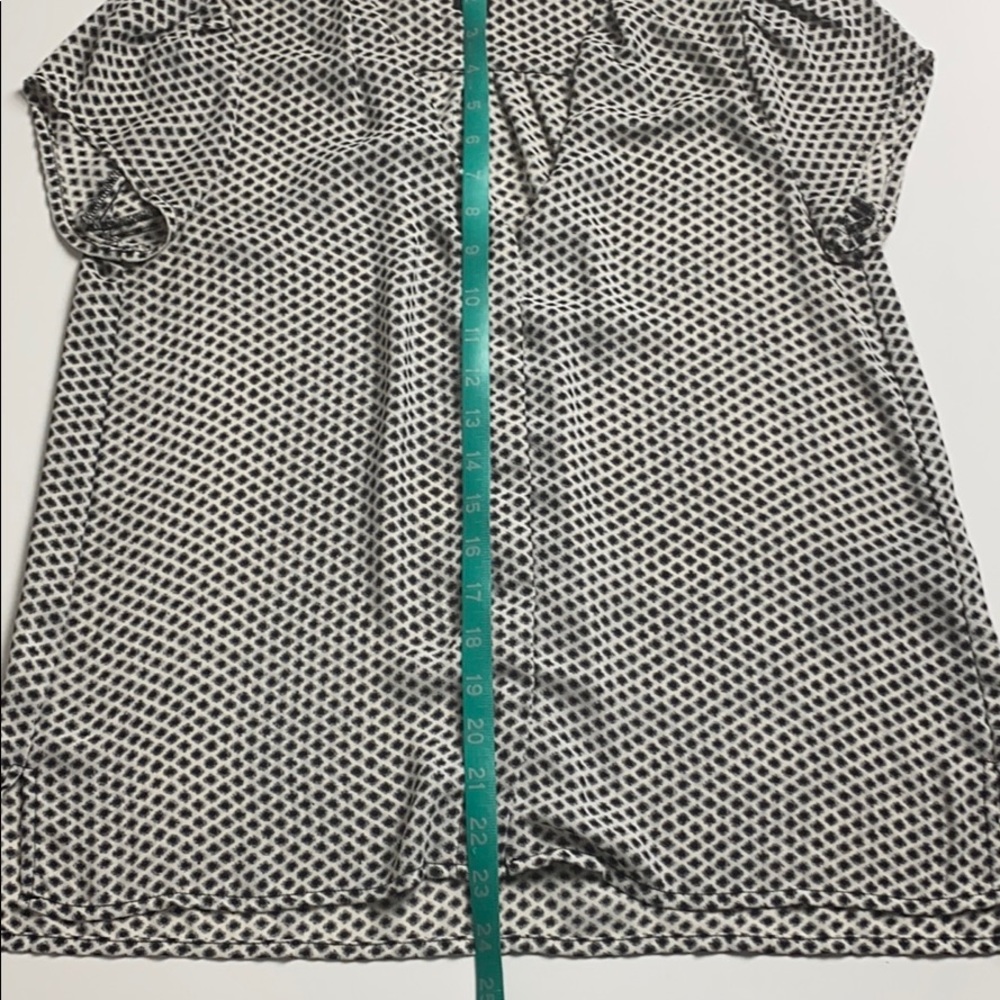 H&M b/w dot pattern poly button down blouse - Picture 5 of 7